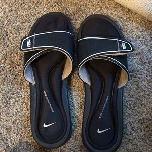 Nike comfort footbed slides